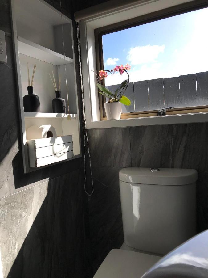 Отель Onehunga Garden Tinyhouse With Parking Окленд Экстерьер фото
