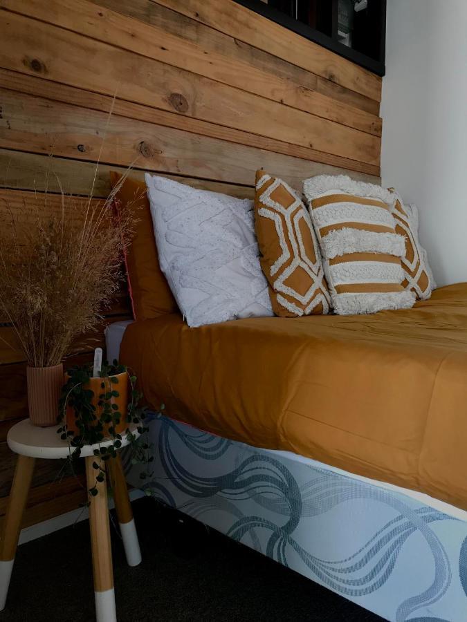 Отель Onehunga Garden Tinyhouse With Parking Окленд Экстерьер фото
