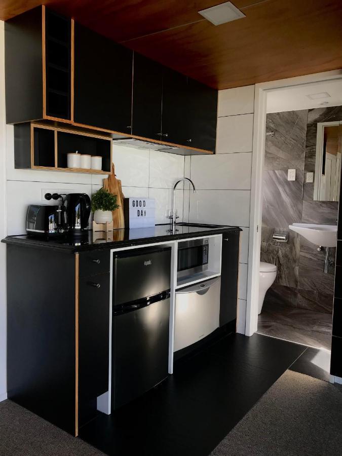 Отель Onehunga Garden Tinyhouse With Parking Окленд Экстерьер фото