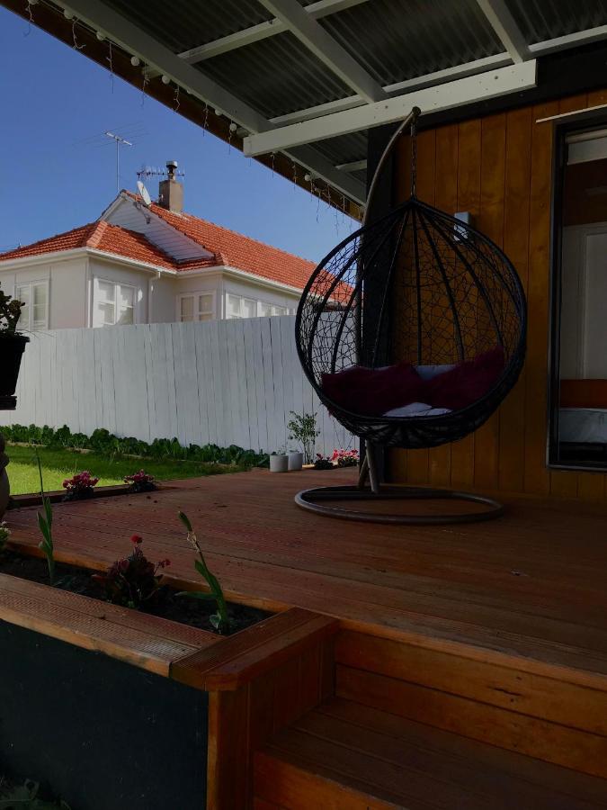 Отель Onehunga Garden Tinyhouse With Parking Окленд Экстерьер фото