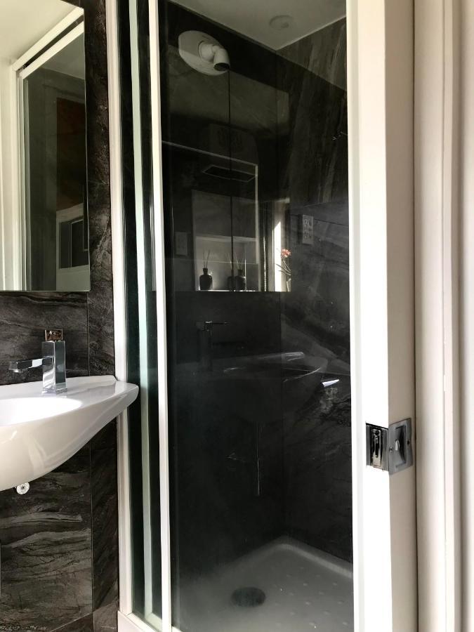 Отель Onehunga Garden Tinyhouse With Parking Окленд Экстерьер фото